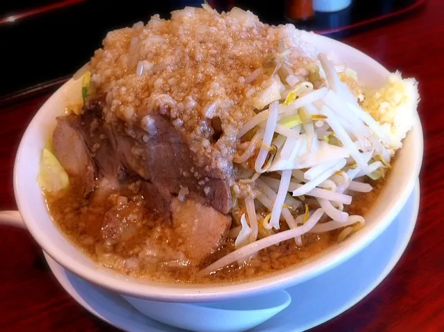 お昼に食べたラーメン。野菜でら盛り、にんにくアリ、玉ねぎマシ、脂マシマシ。|liccaさん