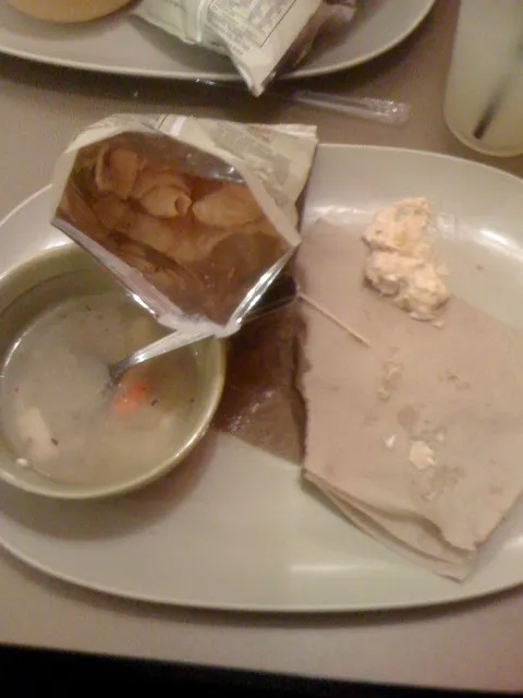 was; tuna on honey bread w/ chicken soup ans chips!|Eric Mercadoさん