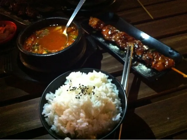 Snapdishの料理写真:rice with kimchi soup and bbq chicken stick|bee lingさん