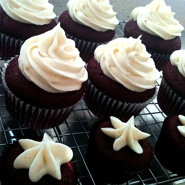 Rwd Velvet Cupcakes with Vanilla Bean Cream Cheese Frosting|Monina Baronganさん