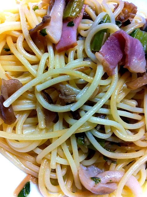 Snapdishの料理写真:きのことベーコンの和風パスタ|やまだえむさん