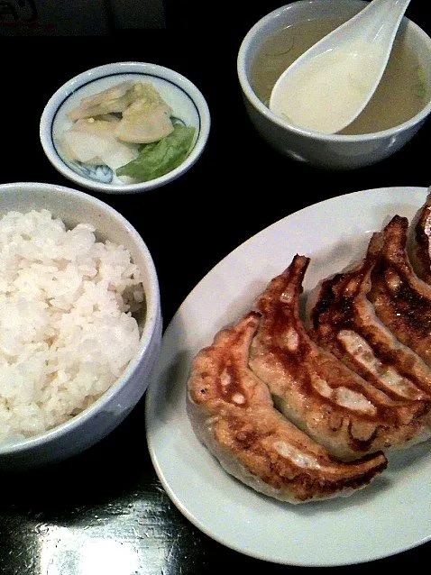 肉餃子定食。しまった、野菜不足…|n_n1181さん