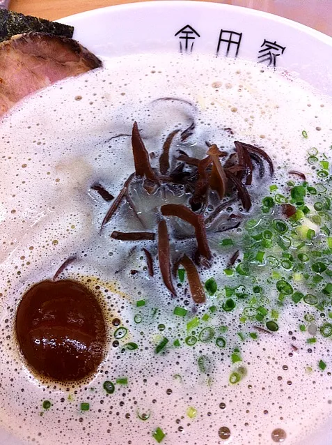 Snapdishの料理写真:黒豚ラーメン 大盛り 煮卵入り|T Miさん