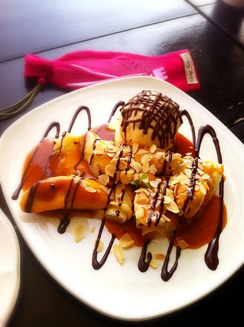 Banana caramel crepe w/ ice cream|Nics to goさん