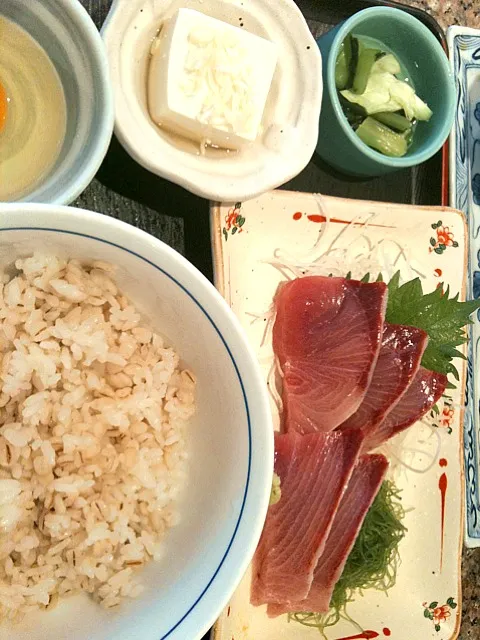 Snapdishの料理写真:天然ぶり刺し定食|keinaさん