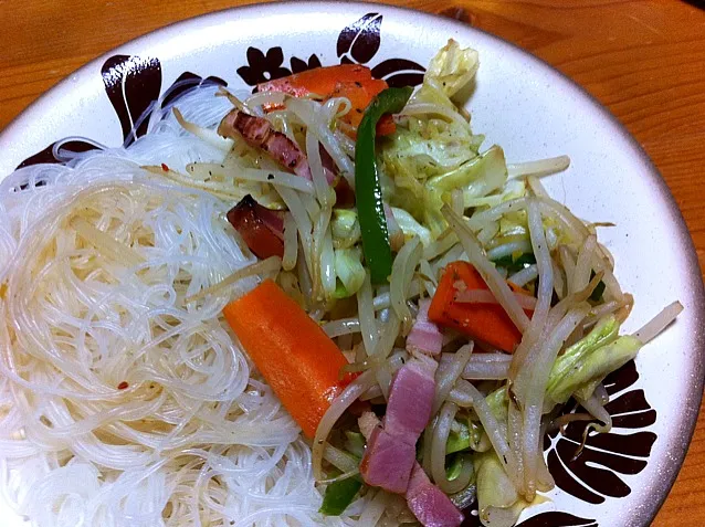 今夜の晩飯 冷蔵庫やっつけ野菜炒めビーフン|high_sa(HISA)さん