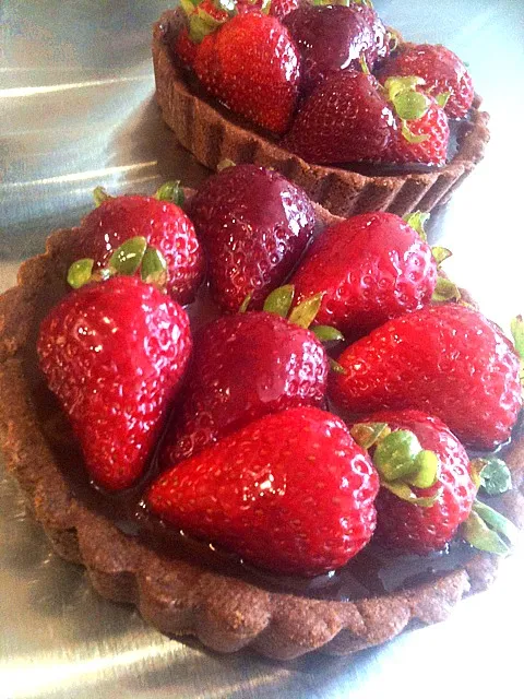 Snapdishの料理写真:chocolate and fresh strawberry tart|Monina Baronganさん