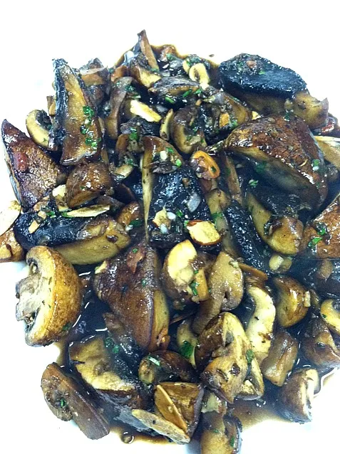 wild mushrroms sauteed in garlic sage butter|GREG ARNOLDさん