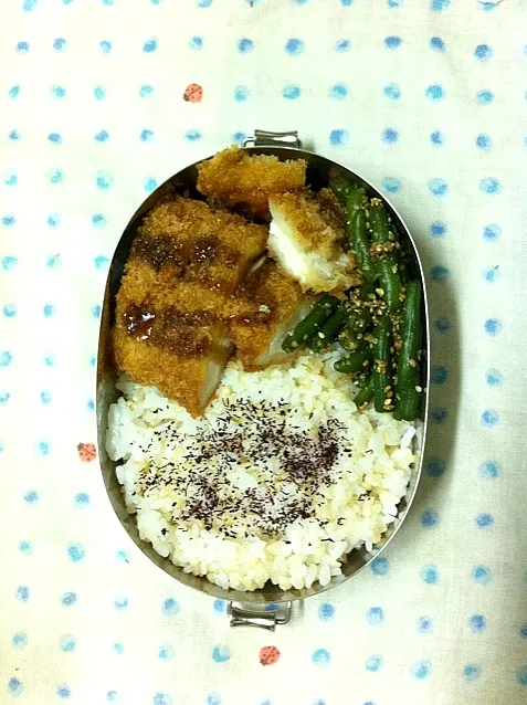 お弁当。チキンカツ、いんげんの胡麻和え|yokosakさん