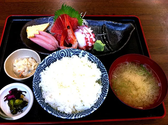 横須賀中央 市場食堂の、おまかせ三色さしみ定食|Takayuki Chibaさん