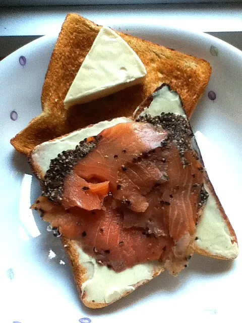 smoked black pepper salmon with cream cheese spread on toaat|myleneさん