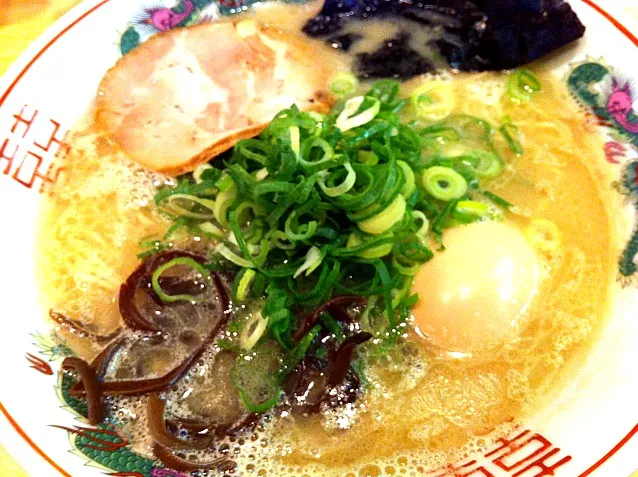 豚骨香をおさえた東京風博多拉麺『特製ラーメン』@博多ラーメンセンター|soukubotaさん