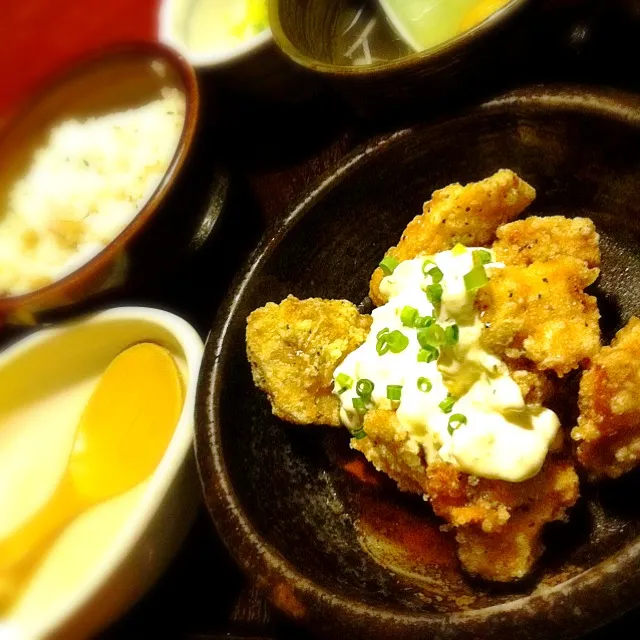 今日は水道橋で『揚げ若鶏南蛮』定食〜ヽ( ´ー｀)ノ ご飯は五穀米、とろろ付き、鳥スープにセロリやアスパラの漬け物‥これで¥820ってチェーン店もあなどれん♪|tsukuda_hoppyさん