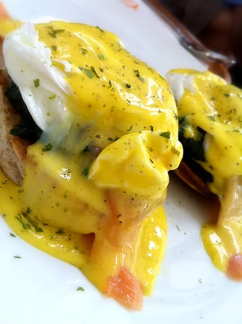 Smoked Salmon Eggs Benedict|about.me/pinku_nekoさん