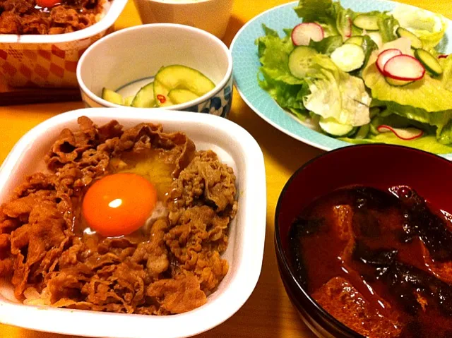 すき家の牛丼、わかめと油揚げのお味噌汁、サラダ、かりもりの浅漬け。|liccaさん