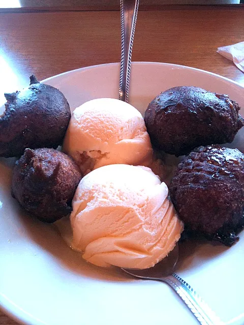 Banana Donuts with Vanilla Ice Cream|Monina Baronganさん