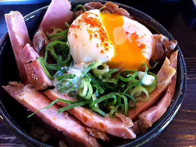 温玉チャーシュー丼|ひろすぃーさん