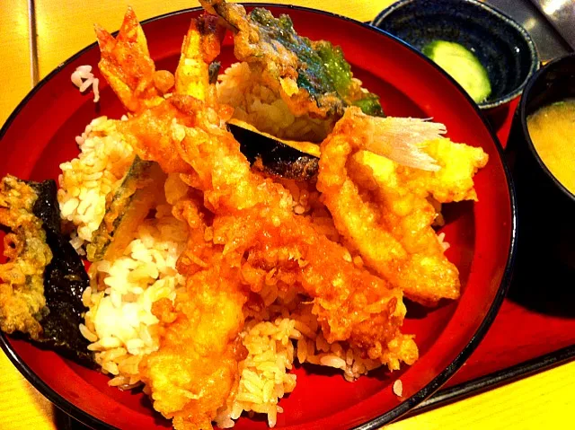 Snapdishの料理写真:鱚1、海老2でこの値段はリーズナブル『特盛天丼』＠天喜|soukubotaさん