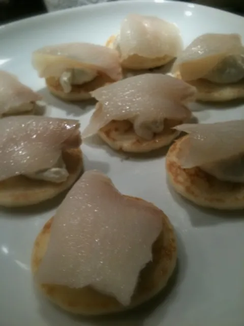 Snapdishの料理写真:blini's with smoked halibut and horseradish cream|Benjamin van Gelderさん