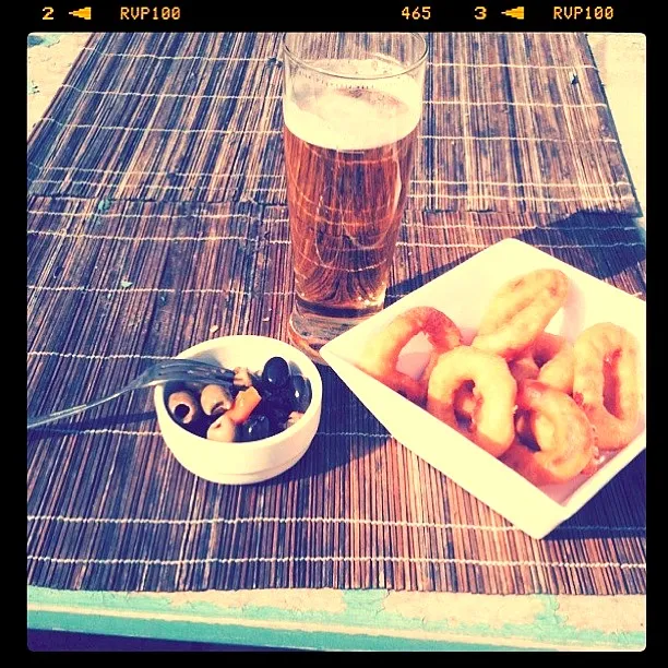 Snapdishの料理写真:Olives and calamares with a glass beer!|Stephanie Freijさん