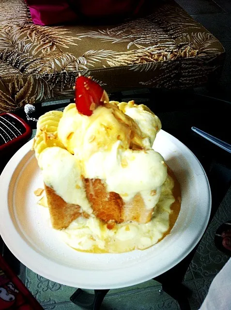 Honey Toast !!  whiped cream&vanilla ice-crean|:)さん