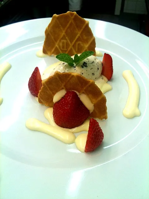 White Chocolatecream, Waffle, Stawberries|spooneさん