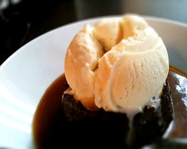 Sticky date pudding with vanilla ice-cream|Kumi Coさん