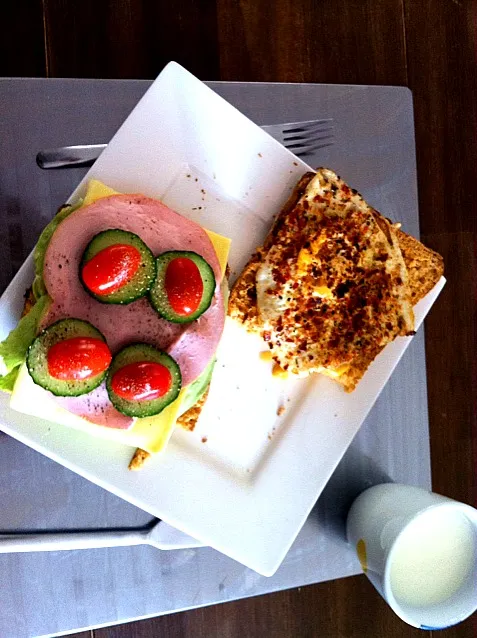 focaccia with baked egg and a focaccia with dutch cheese and some ham. topped with cucumber and tomatoes.|Richard Koolenさん