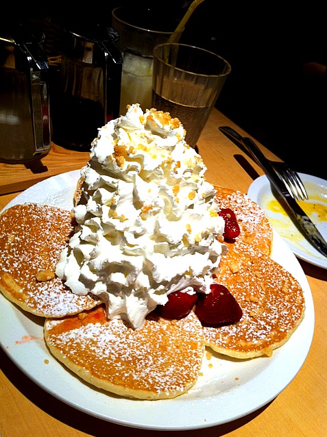ストロベリーホイップマカダミアパンケーキ