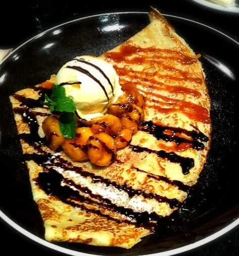 Snapdishの料理写真:claudette (crepes w/ caramelized banana & vanilla ice cream)|acyさん