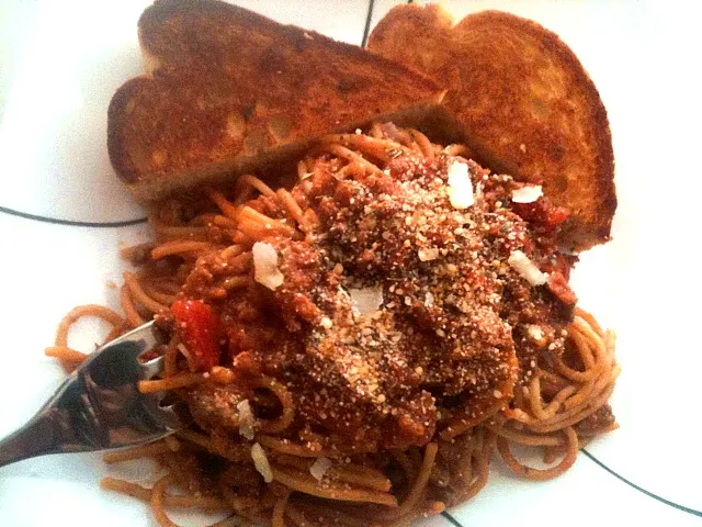 Whole Wheat Spaghetti with Four Cheese and Herb Meat Sauce with Garlic Toasts|Monina Baronganさん