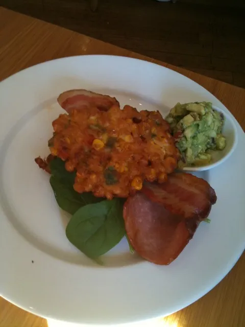 Corn fritters with avocado salsa|man menさん