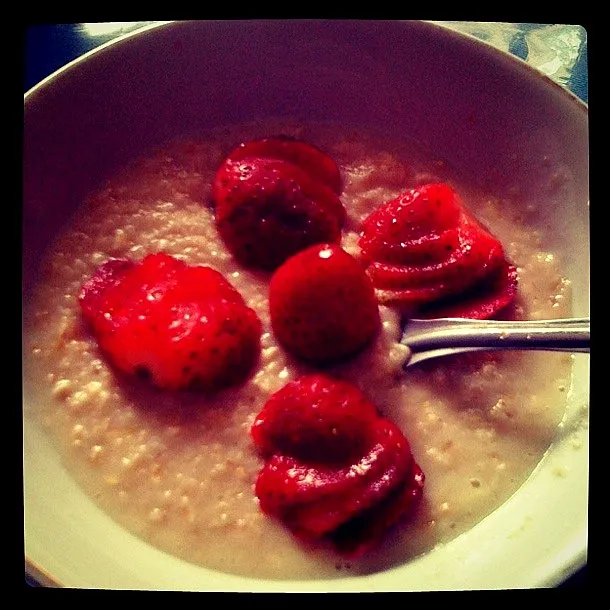 strawberry oatmeal|Ririn Prameswariさん