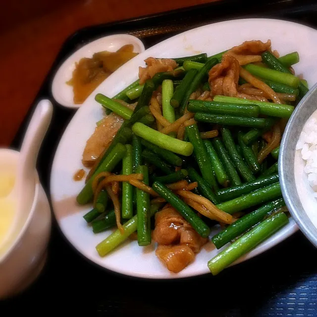 メニューには「豚肉とニンニクの芽炒め」って書いてたけど‥出てきたら、ニンニクの芽とニンニクの芽とニンニクの芽にチョット豚肉炒めだった(´；ω；｀)ウッ…|tsukuda_hoppyさん