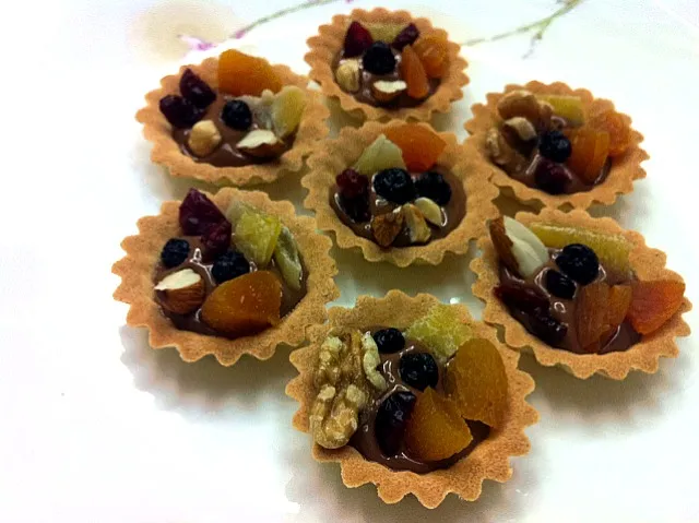 Snapdishの料理写真:Chocolate tarts (dried fruits&nuts)|minaさん