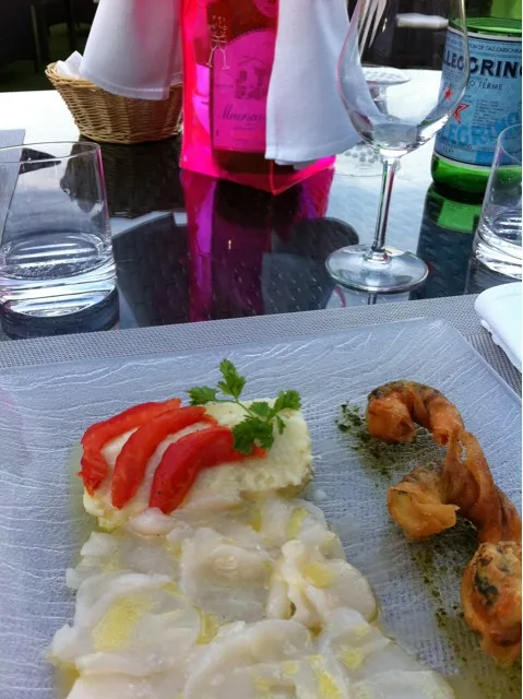 gambas, raw coquilles st jaques and cod fish in meursault, france|hubert rothさん