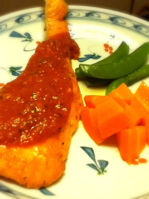 Nordic salmon with tomato sauce 今日はサーモンとトマトソース|Funky Chefさん