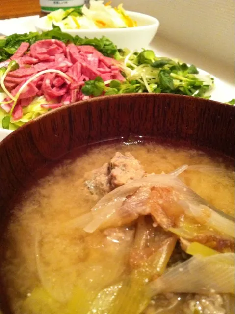 今日のお夕飯は秋刀魚のつみれ汁と野菜。秋刀魚のすり身は仙台からくるんだー|ましゃさん