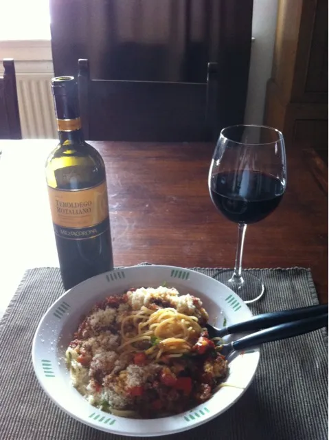 spaghetti bolagnase and a glas of red wine , just pure indulgence|simonさん