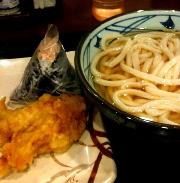 Snapdishの料理写真:今日のランチ。冷やかけ大、かしわ天、シャケおにぎり。|Koichi Shibataさん