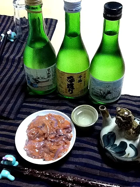 Snapdishの料理写真:いわきと会津の日本酒♪と塩辛‼ぱぴーまみー♥ありがとう♪(´ε｀ )|美咲さん