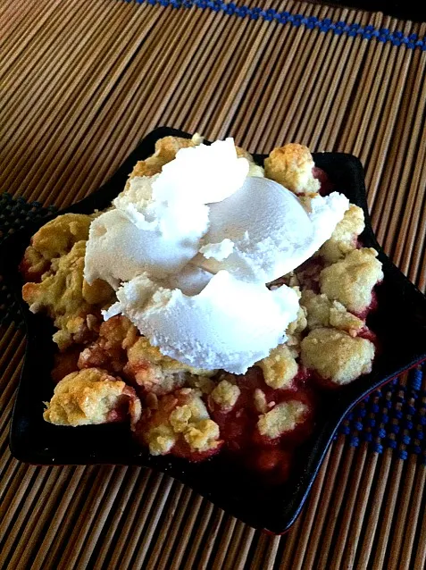 Strawberry crumble with cinnamon ice cream|Rene Onstenkさん