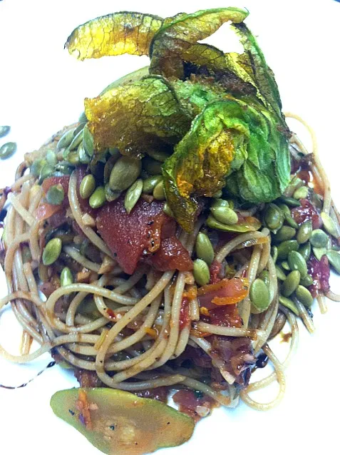 plum and tomato spaghetti w/fresh lemon basil amd guacamole stuffed squash blossom|GREG ARNOLDさん