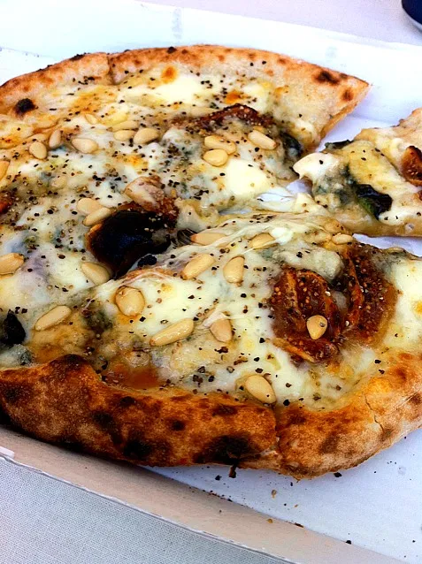 gorgonzola fig pizza|lauren shannonさん