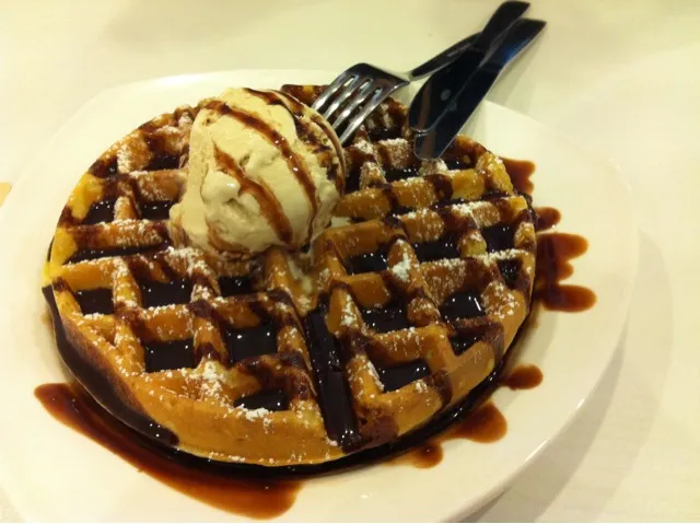 salted caramel icecream waffles|jocelyn Tanさん