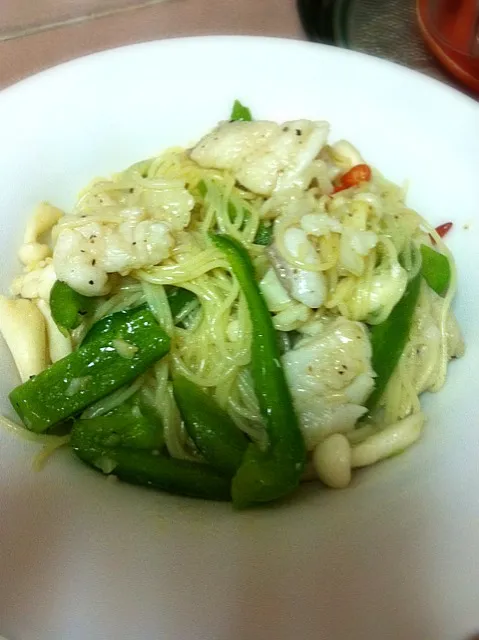 Aglio Olio w dory fish and capsicum|Monstaaaa さん