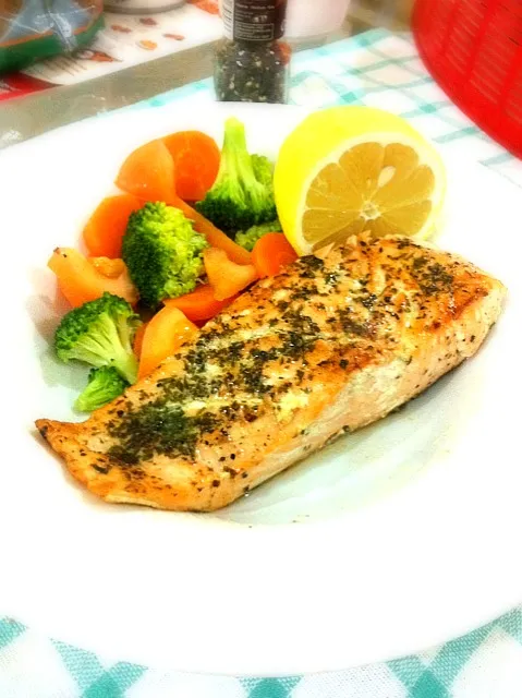 Pan-fried salmon w mixed vegetables|Monstaaaa さん