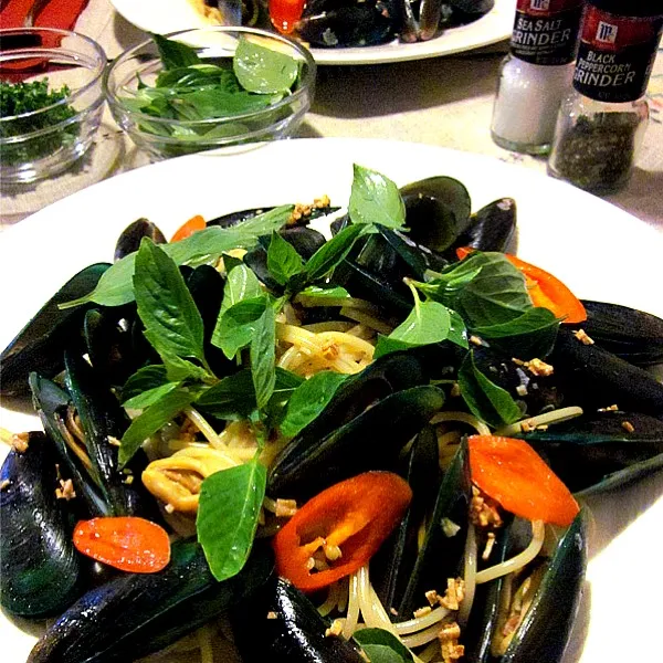 Snapdishの料理写真:ムール貝のスパゲティ、フレッシュバジル添え  Green mussel spaghetti with fresh basil leaves|Keiさん