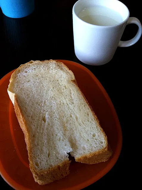 いつもの食パン。 ちょっと塩が多かったかも。|がくさん