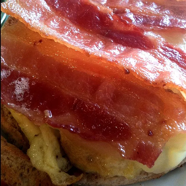 scrambled egg, bacon and swiss over bagel thin|Monina Baronganさん